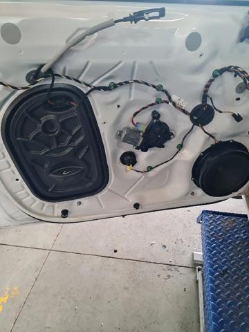 Mechanizm podnoszenia szyby drzwi przednich lewych 5TA837461 VAG