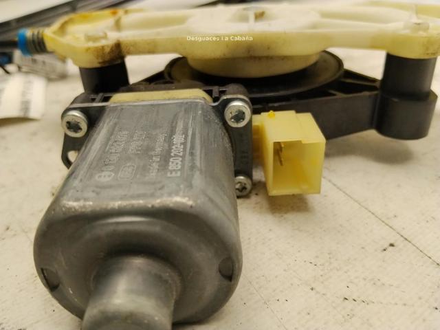 Mechanizm podnoszenia szyby drzwi przednich lewych 5TA837461A VAG