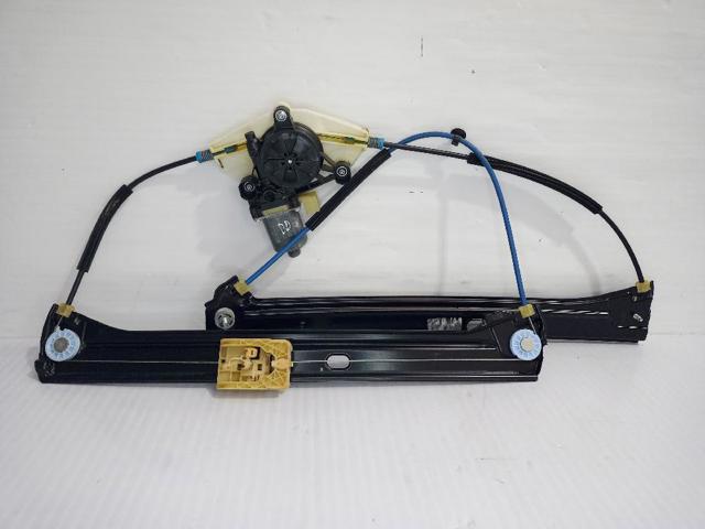Mechanizm podnoszenia szyby drzwi przednich prawych 5TA837462A VAG