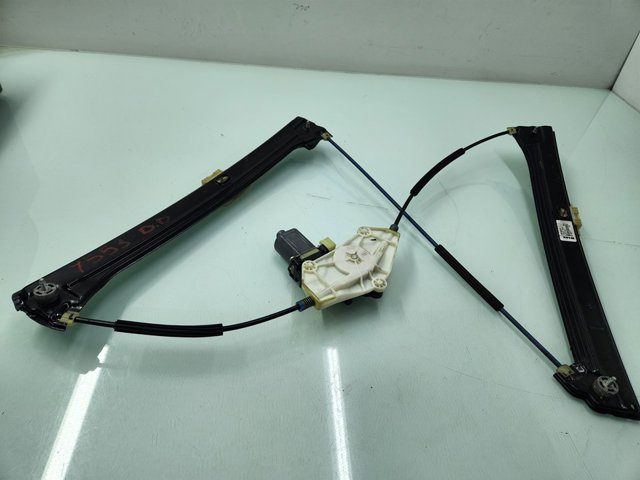 Mechanizm podnoszenia szyby drzwi przednich prawych 5TA837462A VAG