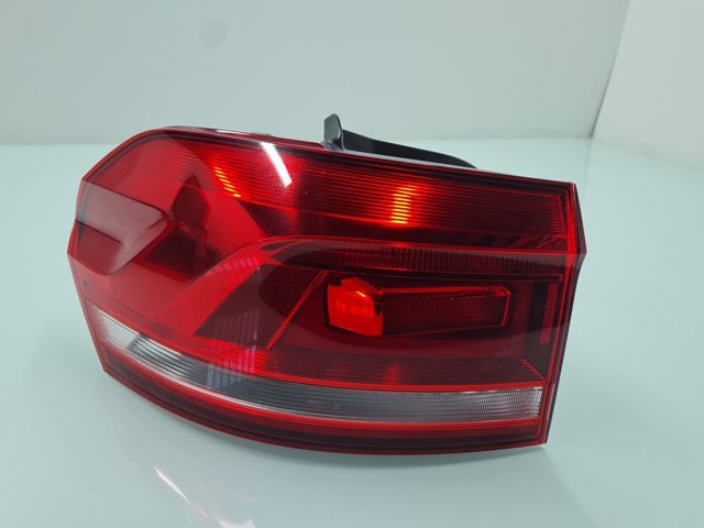 Lampa zespolona tylna lewa zewnętrzna 5TA945095 VAG
