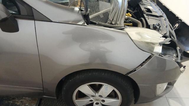 Błotnik przedni prawy 631007894R RENAULT