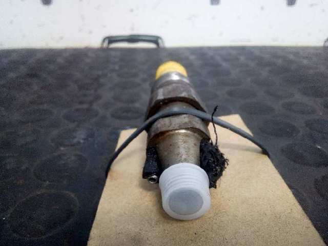 Dysza spryskiwacza szyby przedniej Peugeot 605 6B