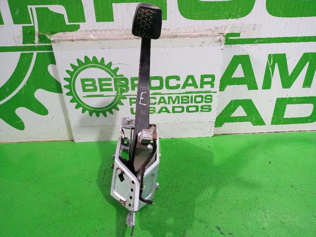 Pedał sprzęgła Opel Astra L35