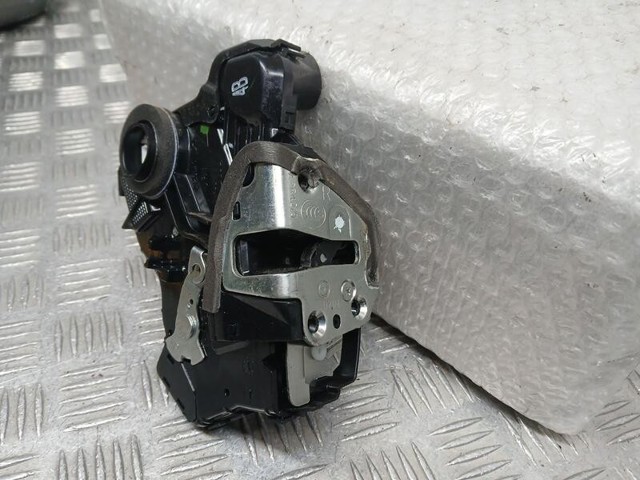 Zamek drzwi przednich prawych 6903005130 TOYOTA