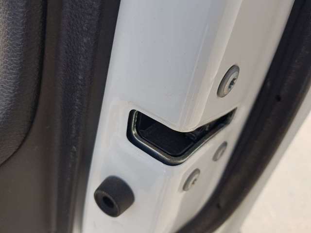 Zamek drzwi przednich prawych 6903060250 TOYOTA