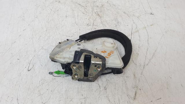 Zamek drzwi przednich prawych 69030F4020 TOYOTA