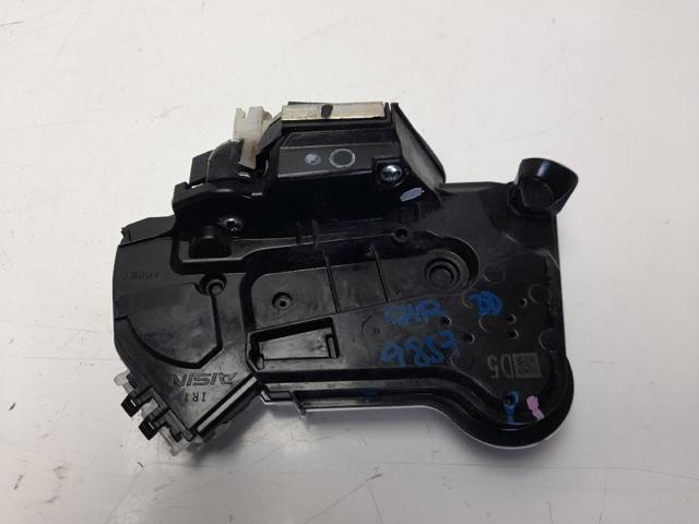 Zamek drzwi przednich prawych 69030F4020 TOYOTA