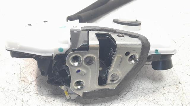 Zamek drzwi przednich prawych 69030F4020 TOYOTA