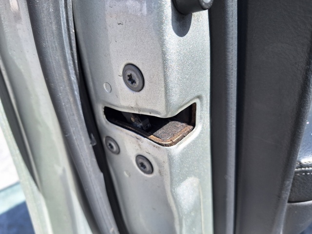 Zamek drzwi przednich lewych 6904002152 TOYOTA