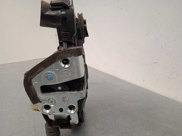 Zamek drzwi przednich lewych 6904002210 TOYOTA
