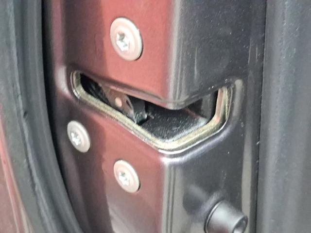 Zamek drzwi przednich lewych 6904002210 TOYOTA