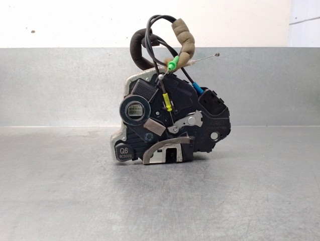 Zamek drzwi przednich lewych 6904053100 TOYOTA