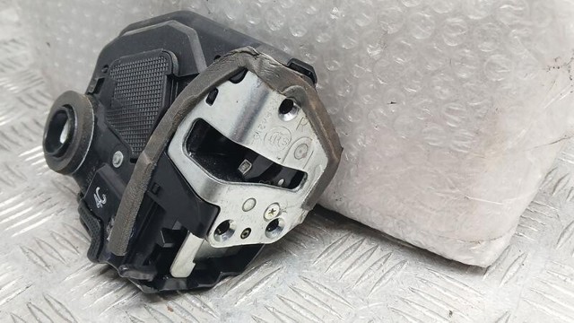 Zamek drzwi tylnych prawych 6905005050 TOYOTA