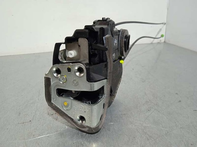 Zamek drzwi tylnych prawych 6905005050 TOYOTA