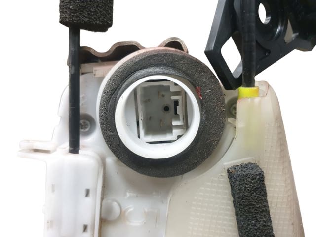 Zamek drzwi tylnych prawych 6905047070 TOYOTA