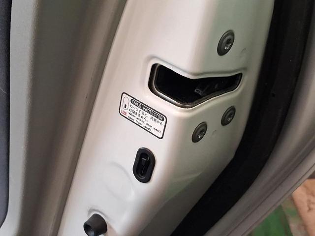 Zamek drzwi tylnych prawych 6905047070 TOYOTA