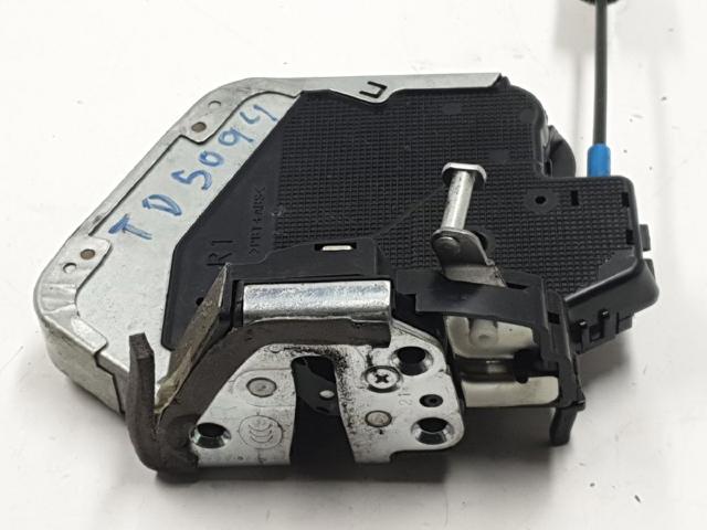 Zamek drzwi tylnych prawych 6905053040 TOYOTA