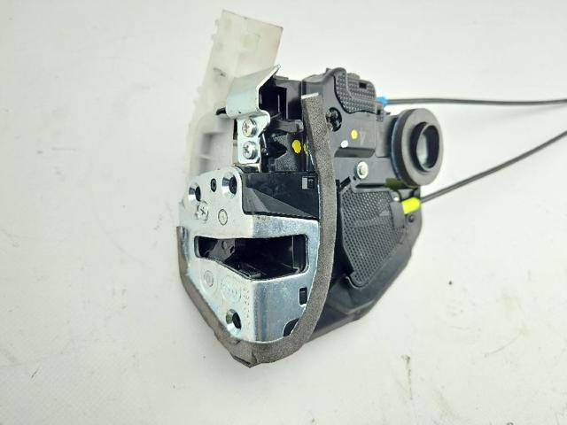 Zamek drzwi tylnych prawych 69050F4010 TOYOTA