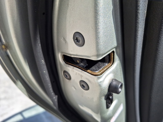 Zamek drzwi tylnych lewych 6906002101 TOYOTA