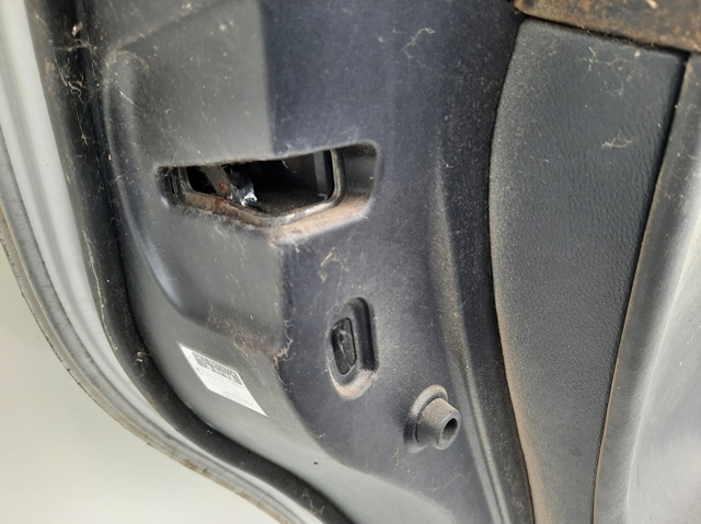 Zamek drzwi tylnych lewych 6906053040 TOYOTA