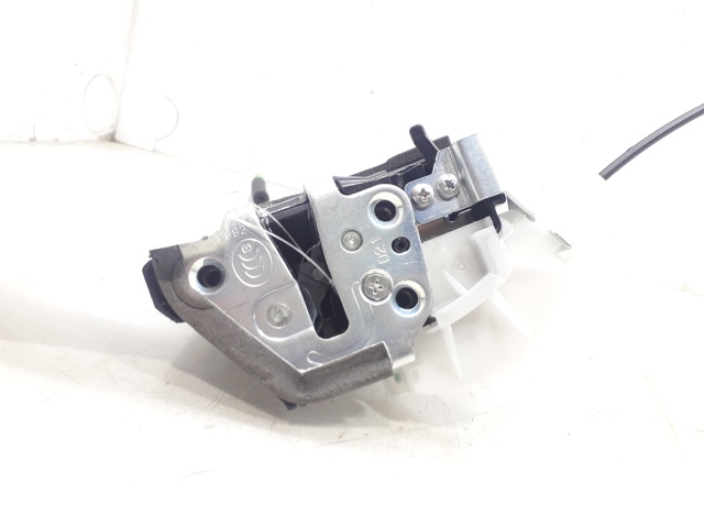 Zamek drzwi tylnych lewych 69060F4030 TOYOTA