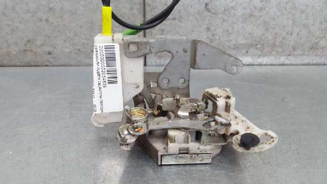 Zamek drzwi przednich prawych 693100H010 TOYOTA