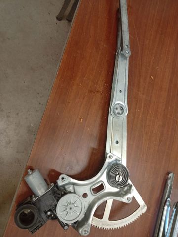 Mechanizm podnoszenia szyby drzwi przednich prawych 6980160090 TOYOTA