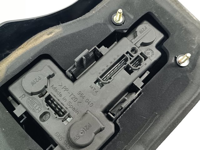 Lampa zespolona tylna prawa zewnętrzna 6K6945096J VAG