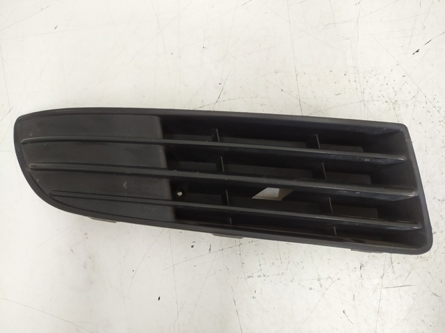 Zaślepka (kratka) lamp przeciwmgielnych zderzaka przedniego prawa 6Q0853666E VAG