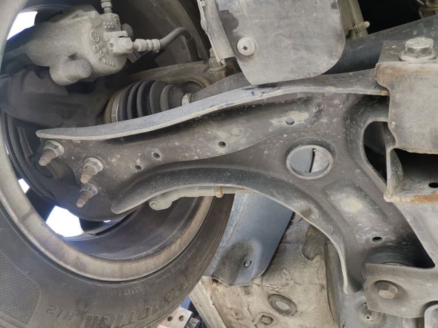 Wahacz zawieszenia przedniego dolny prawy 6R0407152F VAG