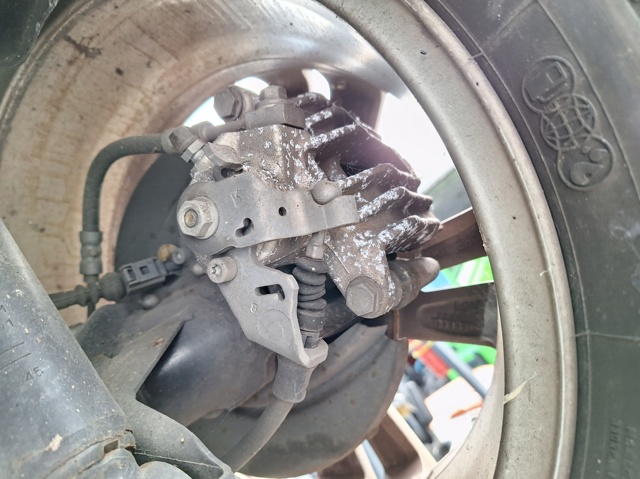 Zacisk hamulcowy tylny prawy 6R0615424 VAG