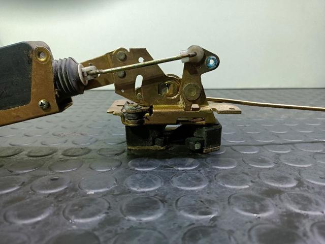 Zamek drzwi tylnych prawych 6U0837014 VAG
