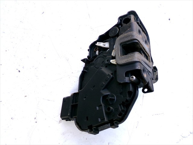 Zamek drzwi przednich prawych 6W8A21812AD LAND ROVER