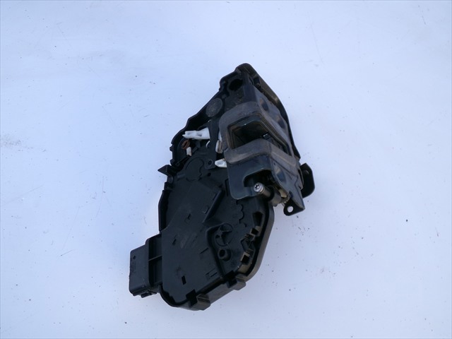 Zamek drzwi przednich prawych 6W8A21812AD LAND ROVER