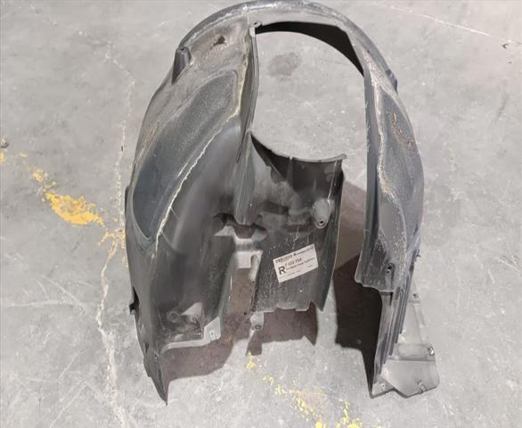 Nadkole błotnika przedniego prawe 7033750 BMW