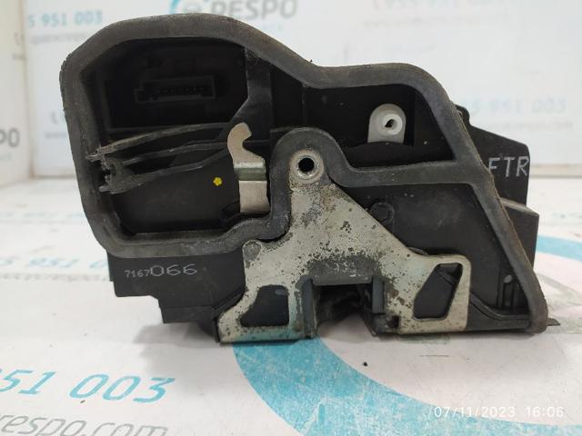 Zamek drzwi przednich prawych 7167066 BMW