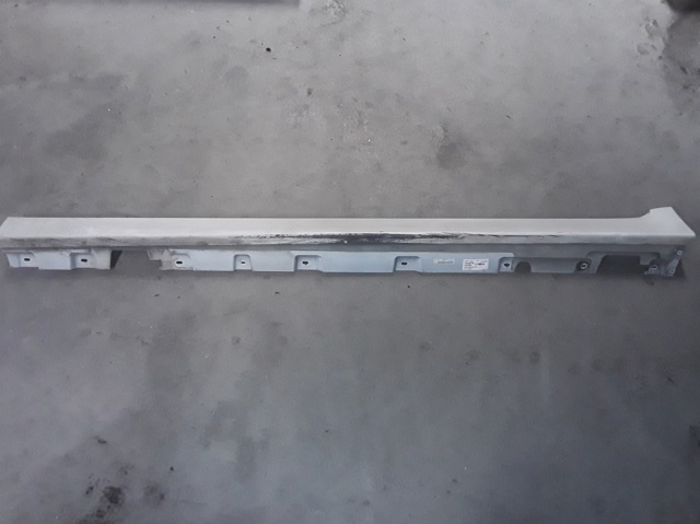 Próg zewnętrzny lewy 7184773 BMW