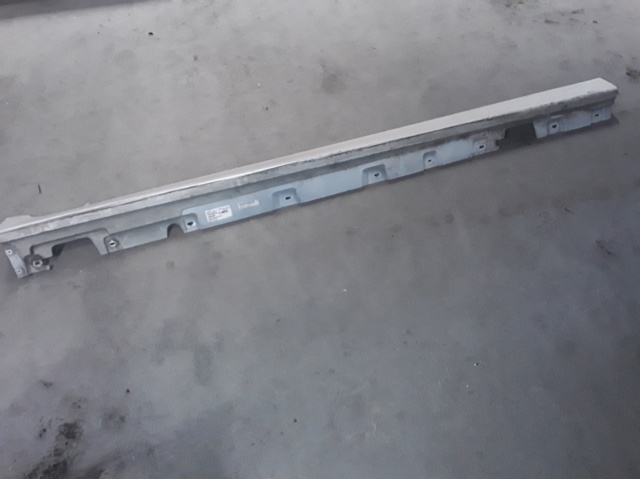 Próg zewnętrzny prawy 7184774 BMW
