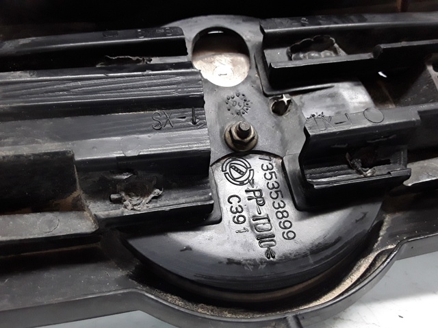 Atrapa chłodnicy 735353899 FIAT