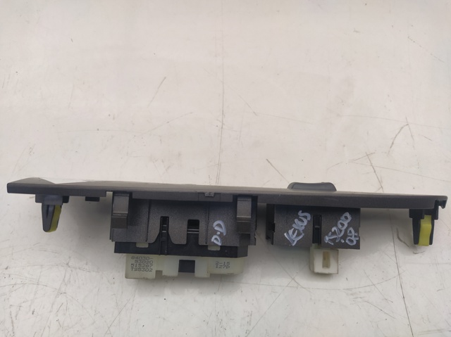 Panel przyciskowy sterowania podnośnikiem szyby przedni prawy 7423153090 TOYOTA