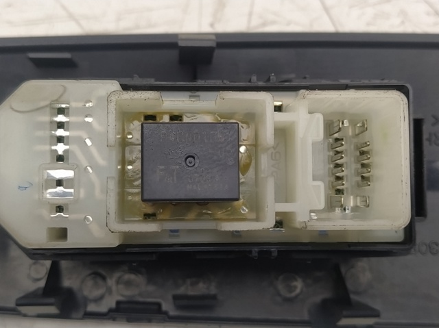 Panel przyciskowy sterowania podnośnikiem szyby przedni prawy 7423153090 TOYOTA