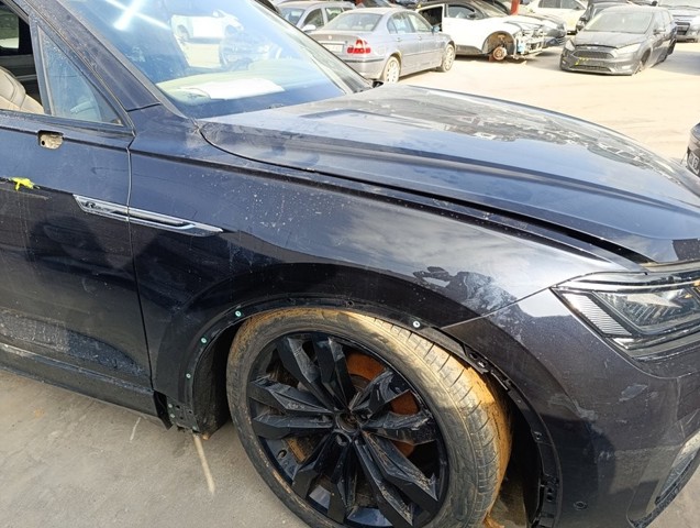 Błotnik przedni prawy do Volkswagen Touareg CR7, RC8