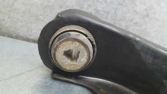 Wahacz zawieszenia przedniego dolny lewy 7700313944 RENAULT
