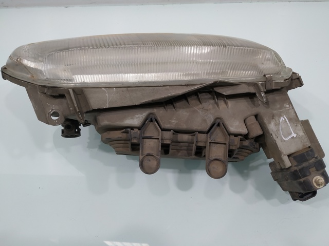 Reflektor prawy 7701038262 RENAULT