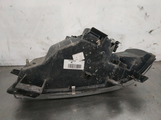 Reflektor prawy 7701044520 NISSAN