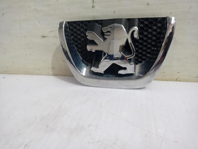 Emblemat na zderzak przedni 7810P9 PEUGEOT