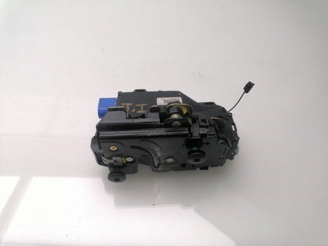 Zamek drzwi tylnych lewych 7L0839015 VAG