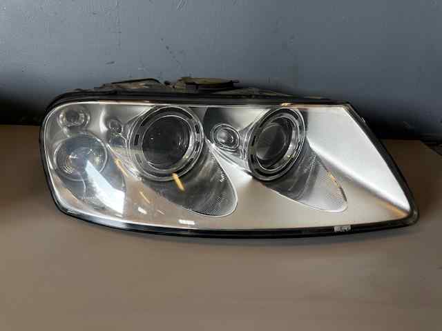 Reflektor prawy 7L6941016BK VAG