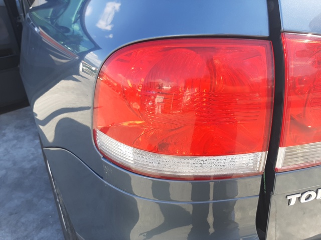 Lampa zespolona tylna lewa zewnętrzna 7L6945095P VAG